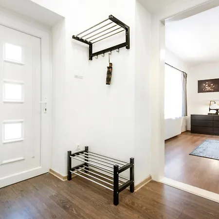 Simor 59 Spacious Location אסטרגום